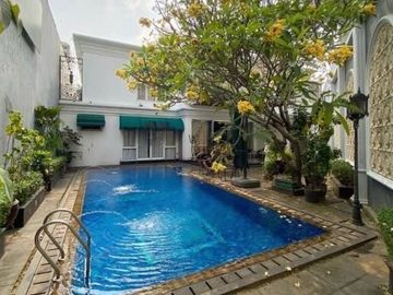 Rumah di Simprug, Jakarta Selatan. Rumah Mewah Strategis