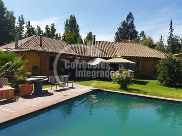 Casa en venta de 6 dorm. en Buín