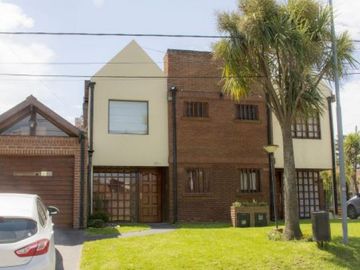 DUPLEX DE 4 AMBIENTES CON GARAGE DOBLE. Duplex en Venta.