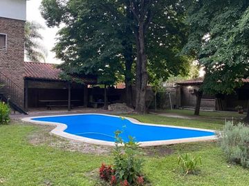 CASA QUINTA EN BARRIO CORIMAYO, BURZACO.