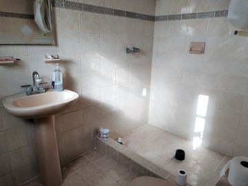 Inmueble / Casa con Local Comercial, sobre Av. 16 de Septiembre