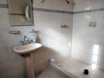 Inmueble / Casa con Local Comercial, sobre Av. 16 de Septiembre