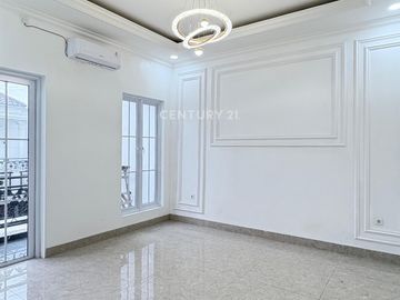 Rumah Terbaru Dengan Gaya Modern Klasik Mewah Jakarta Selatan