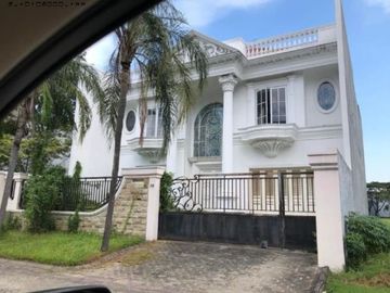 xykyr.Rumah Graha Famili Lokasi Blok Favorite, Row jalan 3.5 Mobil
