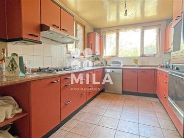 Amplia casa, terreno de 1.040m.