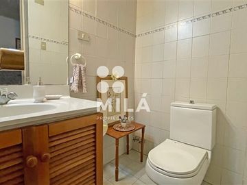 Amplia casa, terreno de 1.040m.