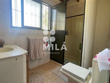 Amplia casa, terreno de 1.040m.