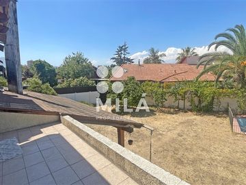Amplia casa, terreno de 1.040m.
