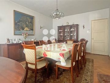 Amplia casa, terreno de 1.040m.