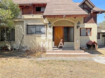 Amplia casa, terreno de 1.040m.
