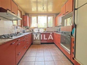 Amplia casa, terreno de 1.040m.