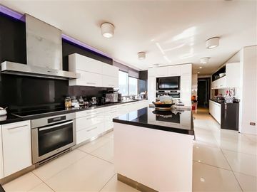 Departamento en venta de 6 dorm. en Vitacura