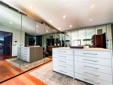 Departamento en venta de 6 dorm. en Vitacura