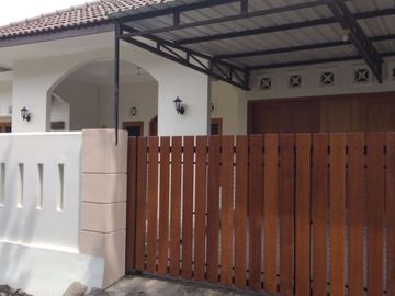 RUMAH CANTIK HARGA MURAH SEMI FURNISHED DEKAT KAMPUS TERNAMA DI JOGJA