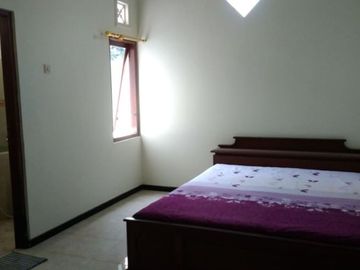 RUMAH CANTIK HARGA MURAH SEMI FURNISHED DEKAT KAMPUS TERNAMA DI JOGJA