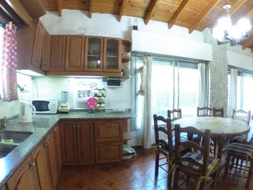 QUINTA LOTE 1450 M2, 220M2 CONSTR., CASA PPAL, QUINCHO, CASA HUESPEDES, PISCINA, GRAN PARQUE,  PARRILLA, POOL HOUSE, JACUZZI,VESTUARIOS EXCELENTE OPOR