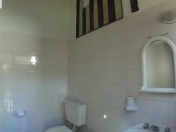 QUINTA LOTE 1450 M2, 220M2 CONSTR., CASA PPAL, QUINCHO, CASA HUESPEDES, PISCINA, GRAN PARQUE,  PARRILLA, POOL HOUSE, JACUZZI,VESTUARIOS EXCELENTE OPOR