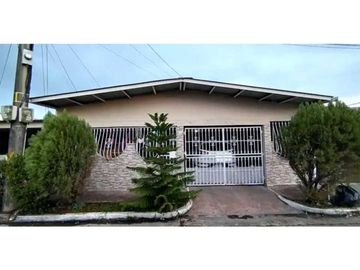 Se Vende Amplia y Acogedora casa en Las Acacias