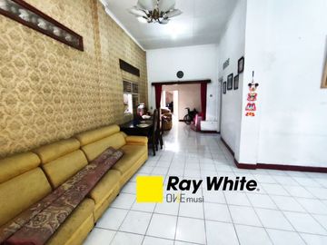 Rumah Hoek Jl. Asembagus III/1, Surabaya