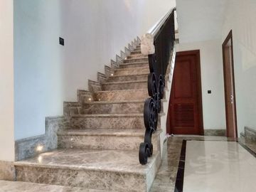 Dijual Rumah Graha Family Surabaya Barat