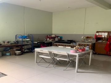 RUMAH LOKASI STRATEGIS 3 LANTAI HARGA MURAH BISA NEGO DEKAT GRIYA ARCAMANIK