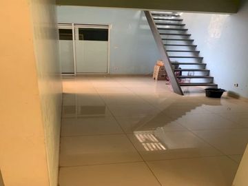 RUMAH LOKASI STRATEGIS 3 LANTAI HARGA MURAH BISA NEGO DEKAT GRIYA ARCAMANIK