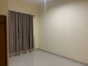 RUMAH LOKASI STRATEGIS 3 LANTAI HARGA MURAH BISA NEGO DEKAT GRIYA ARCAMANIK