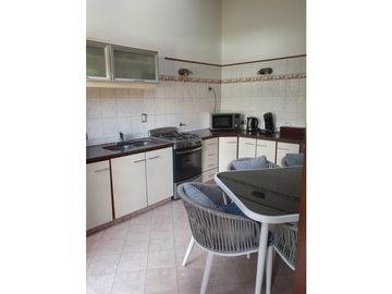 Chalet 5 ambientes con piscina. Zona Parque Luro.