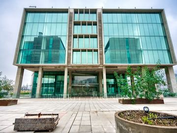 Amplio y Moderno Edificio de Oficinas en Ciudad Empresarial (UF 48/X m2))