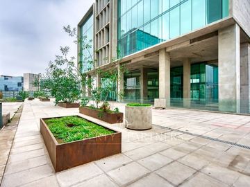 Amplio y Moderno Edificio de Oficinas en Ciudad Empresarial (UF 48/X m2))