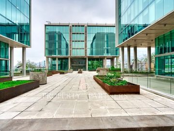 Amplio y Moderno Edificio de Oficinas en Ciudad Empresarial (UF 48/X m2))
