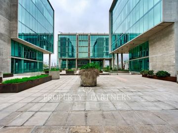 Amplio y Moderno Edificio de Oficinas en Ciudad Empresarial (UF 48/X m2))