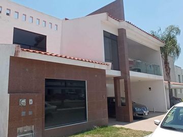 Hermosa Residencia en Cumbres del Lago, Terreno 480 m2, Enorme Jardín,  Sótano..
