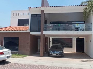 Hermosa Residencia en Cumbres del Lago, Terreno 480 m2, Enorme Jardín,  Sótano..