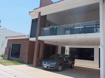 Hermosa Residencia en Cumbres del Lago, Terreno 480 m2, Enorme Jardín,  Sótano..