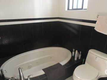 Hermosa Residencia en Cumbres del Lago, Terreno 480 m2, Enorme Jardín,  Sótano..