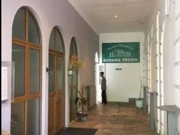 Rumah Cafe Area Komersil di Sayap Riau dkt Gedung Sate Bandung