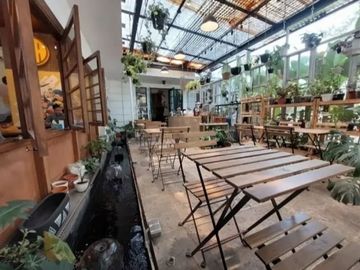Rumah Cafe Area Komersil di Sayap Riau dkt Gedung Sate Bandung