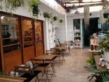 Rumah Cafe Area Komersil di Sayap Riau dkt Gedung Sate Bandung