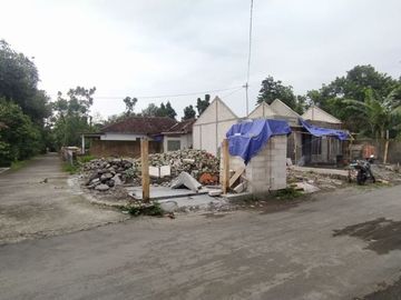 Rumah Limasan Konsep Villa Hadap Jalan Aspal di Prambanan Klaten
