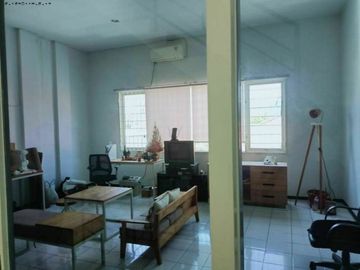 Ruko Genteng Besar, Depan Pasar Genteng Hadap Timur