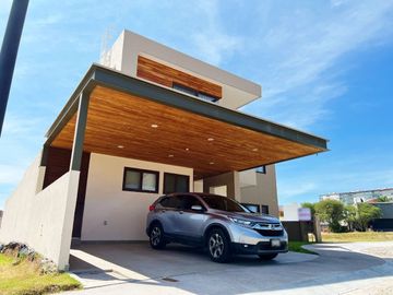 SE VENDE CASA EN LAGO DE JURIQUILLA