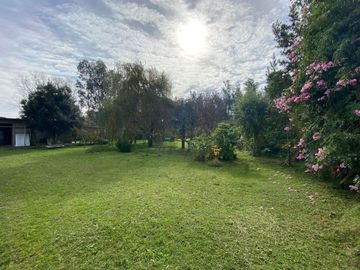 LATORRE PROP. VENDE CASA QUINTA SOBRE 3.900 M2 DE TERRENO - ZONA CLUB INDEPENDIENTE