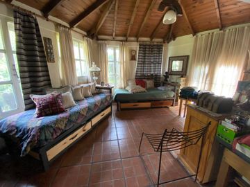 LATORRE PROP. VENDE CASA QUINTA SOBRE 3.900 M2 DE TERRENO - ZONA CLUB INDEPENDIENTE