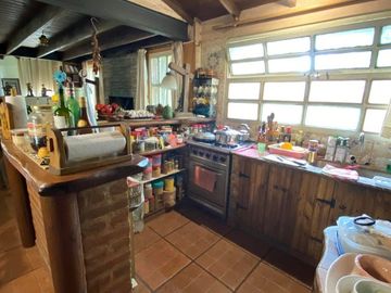 LATORRE PROP. VENDE CASA QUINTA SOBRE 3.900 M2 DE TERRENO - ZONA CLUB INDEPENDIENTE