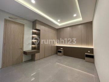 Rumah Baru 3 Lantai di Permata Buana,Jakarta Barat