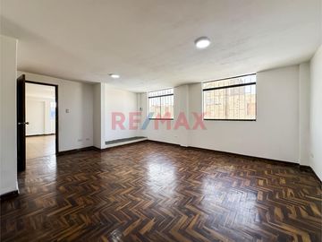 🏡 ¡Invierte En Una Propiedad Que Puede Generarte Ingresos Desde Diferentes Espacios En El Callao! 💰✨
