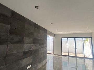 Se Vende Casa en Valle de Juriquilla, DOBLE ALTURA, 3 Recamaras, 3.5 Baños, Jard