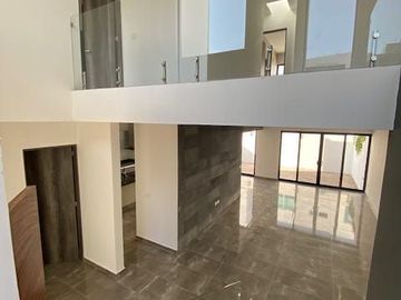 Se Vende Casa en Valle de Juriquilla, DOBLE ALTURA, 3 Recamaras, 3.5 Baños, Jard