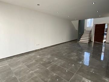 Se Vende Casa en Valle de Juriquilla, DOBLE ALTURA, 3 Recamaras, 3.5 Baños, Jard